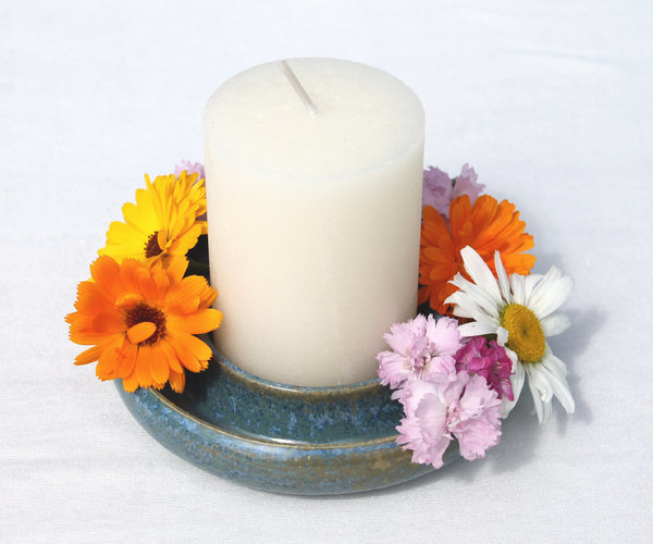 Kerzenhalter mit Blumenring türkisblau